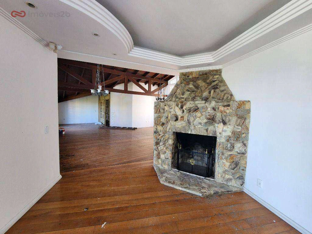 House with 5 bedrooms and shared pool area — photo 4