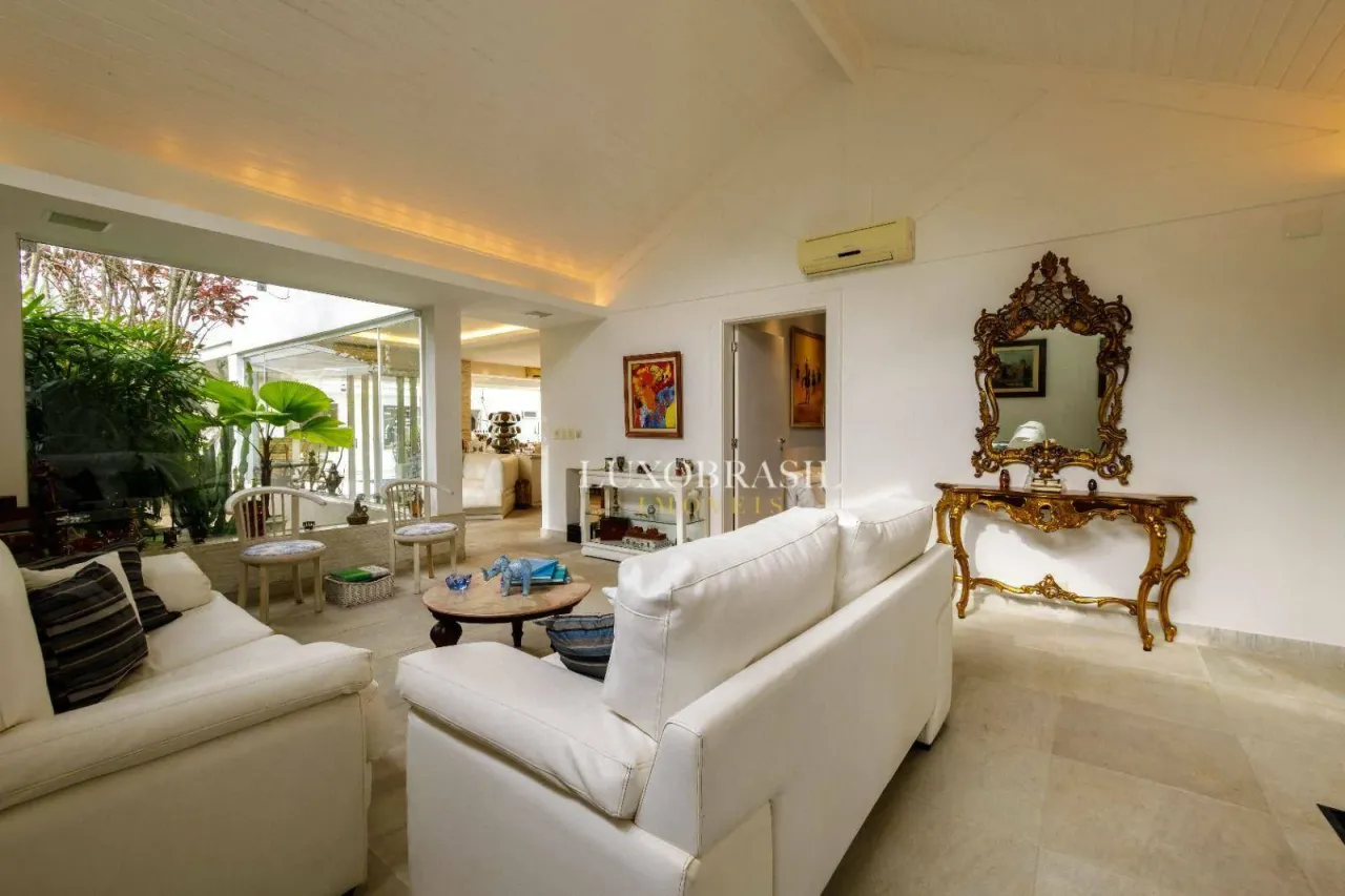 Furnished house with 600 m², 5 bedrooms and 5 baths