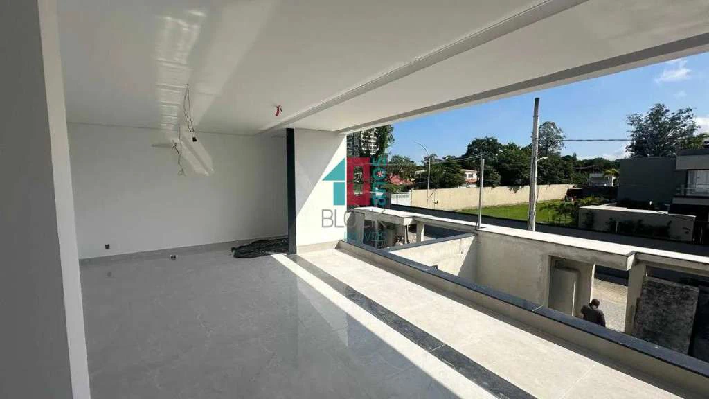 Casa com 5 suítes, 8 banheiros e 3 vagas para reformar — photo 25