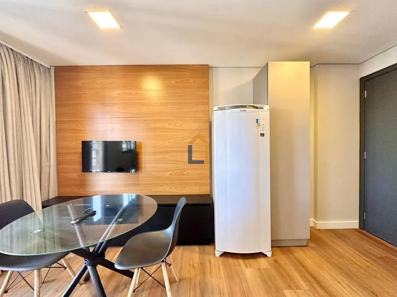Apartamento de 1 quarto com cozinha integrada e cooktop compacto — photo 9