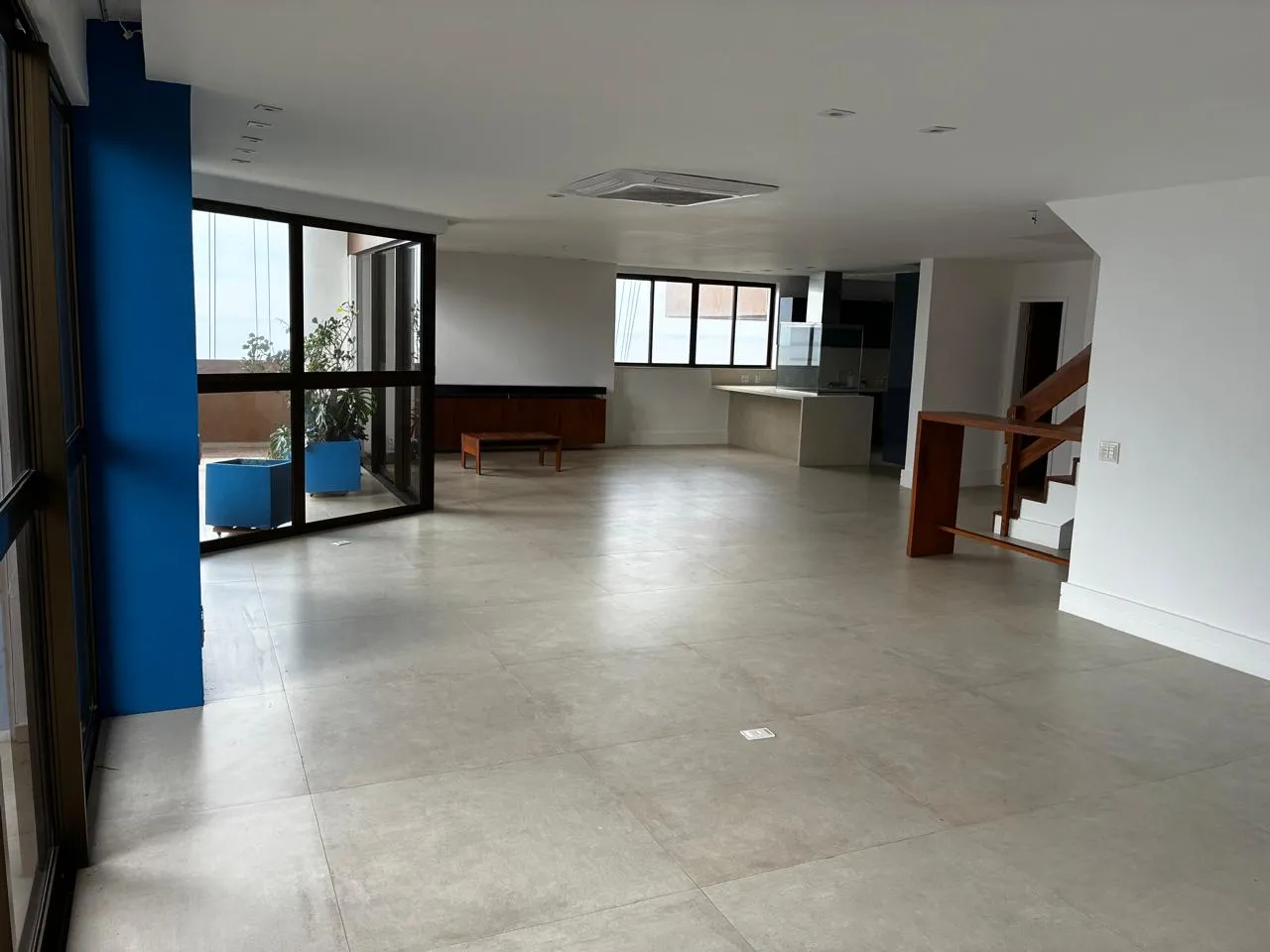 Unfurnished apartment with 3 bedrooms and open-plan kitchen — photo 10