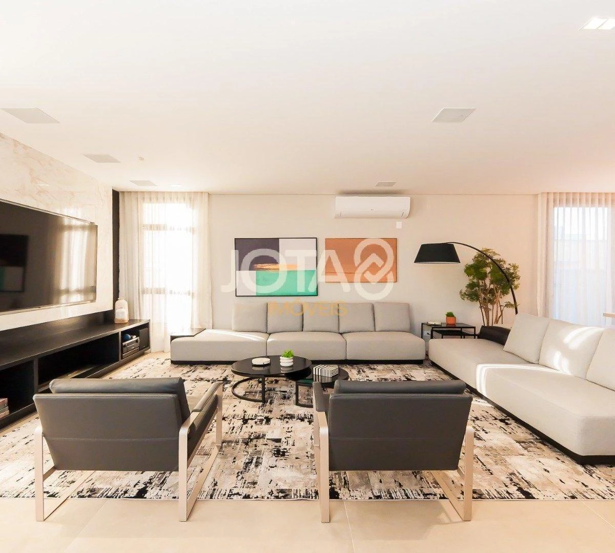 Floor-to-ceiling windows in a 4-bedroom house, 305 m² — photo 9