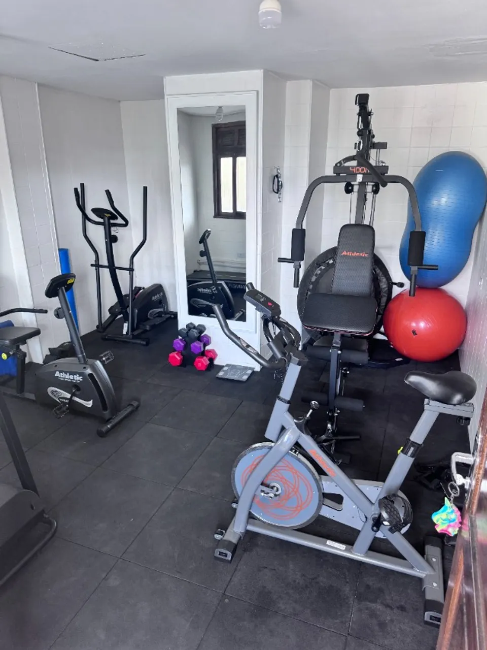2-bedroom apartment in a building with a gym — photo 4