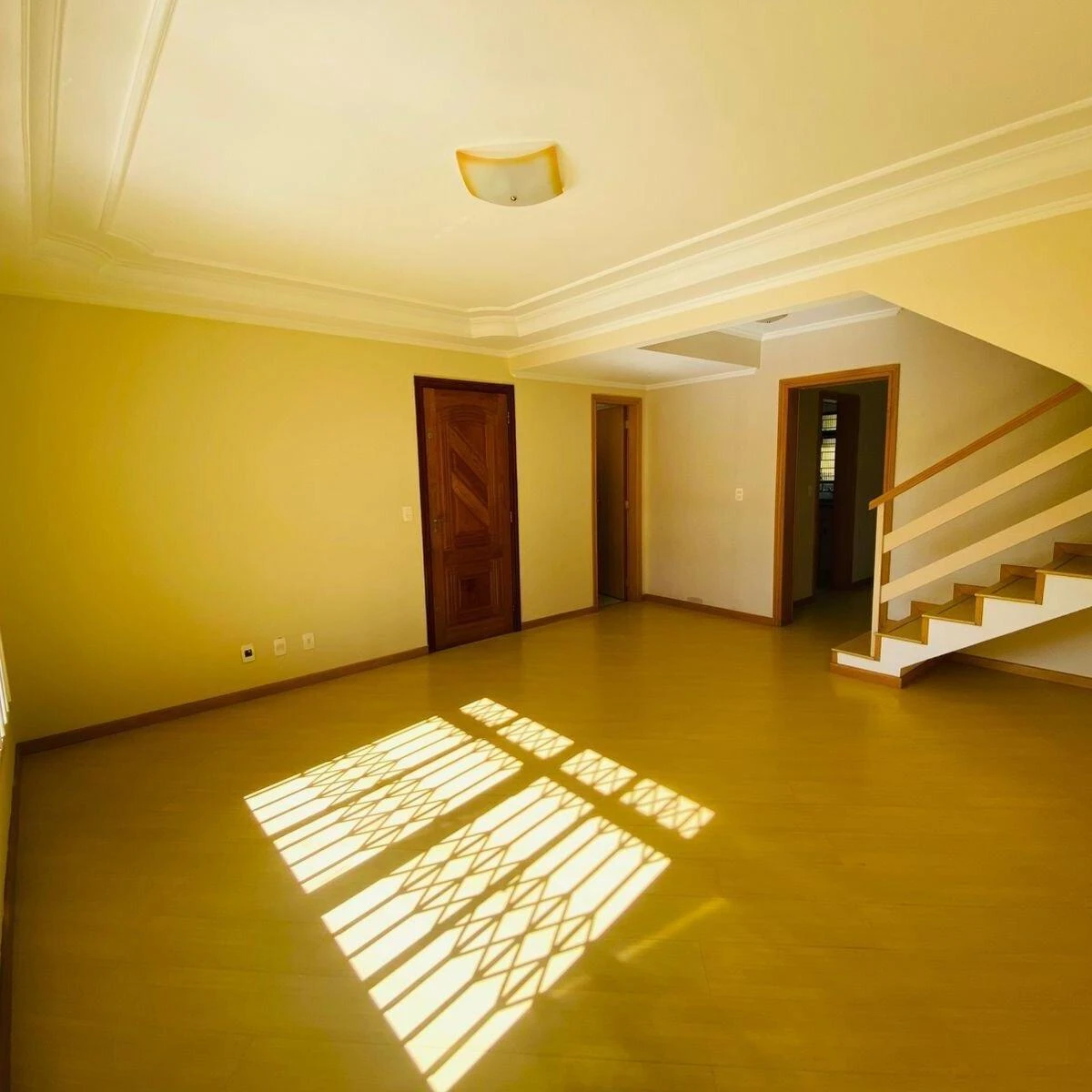 3-bedroom house with a glass-enclosed balcony in Curitiba — photo 11