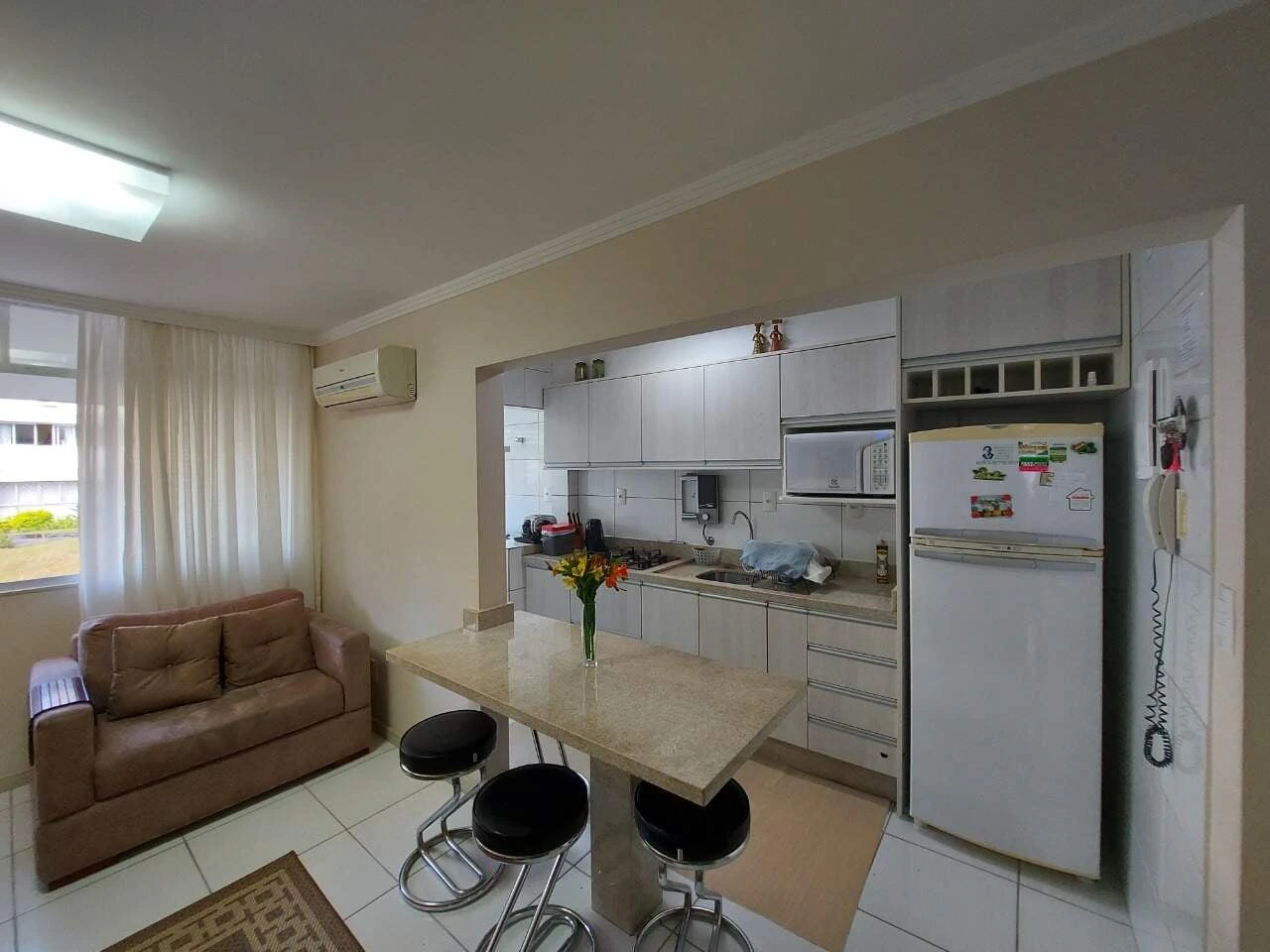 3-bedroom apartment with open-plan gas kitchen — photo 5