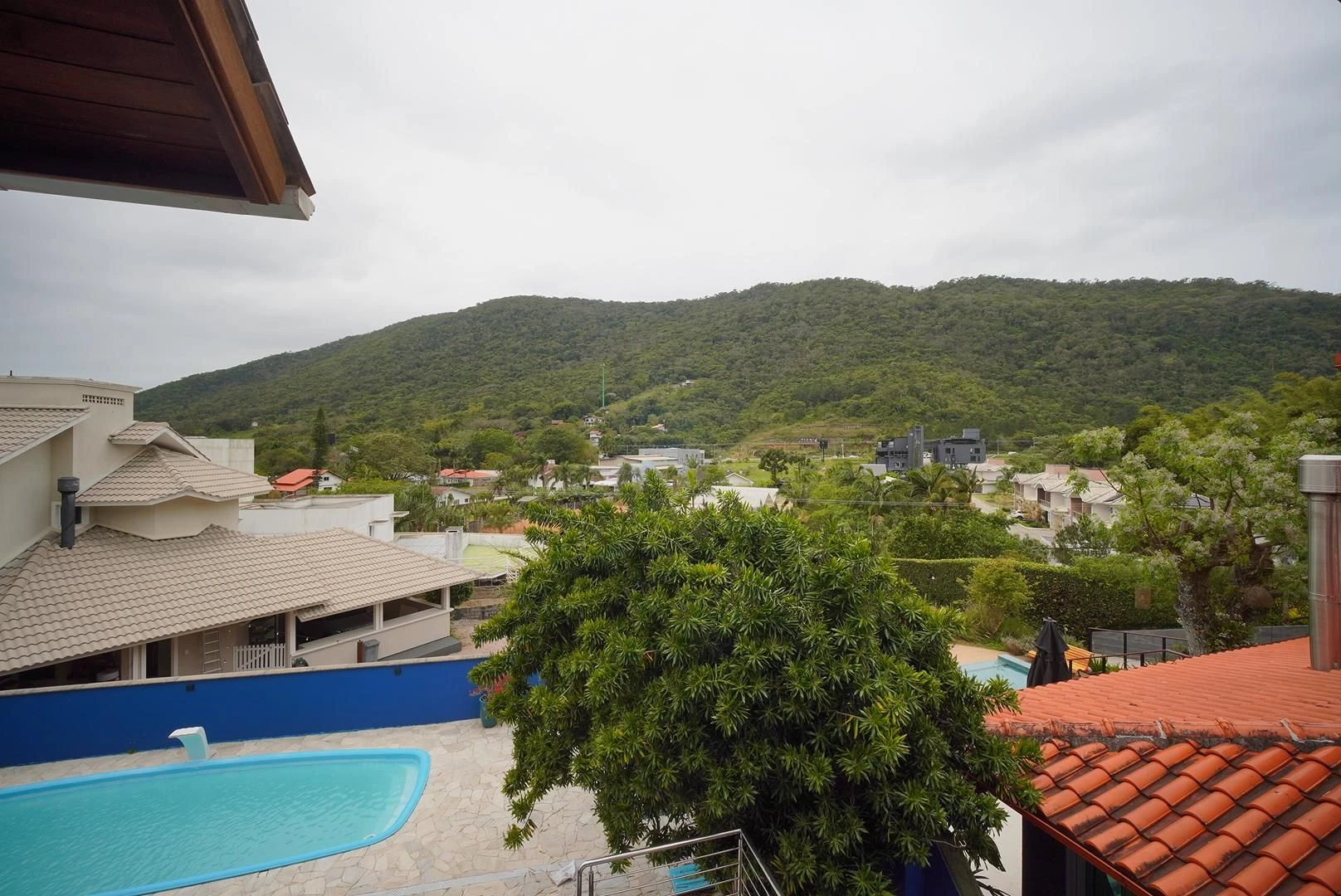 4-bedroom house with a mountain view in Florianópolis — photo 24