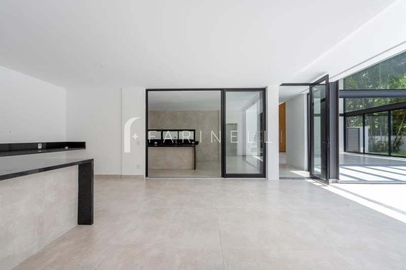 House with 5 bedrooms and open-plan kitchen — photo 11