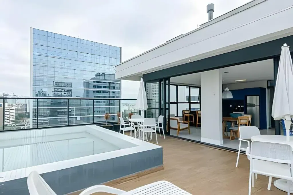 Furnished 1-bedroom apartment with open-plan kitchen — photo 11