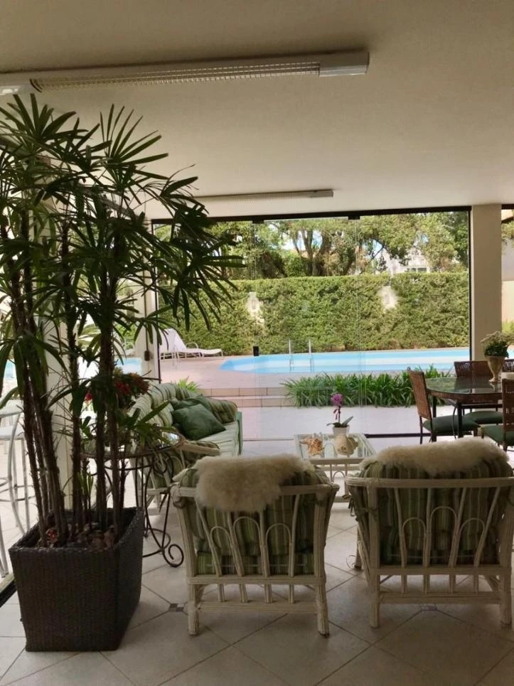 Casa de 290 m² con balcón cerrado con vidrio y bañera — photo 6