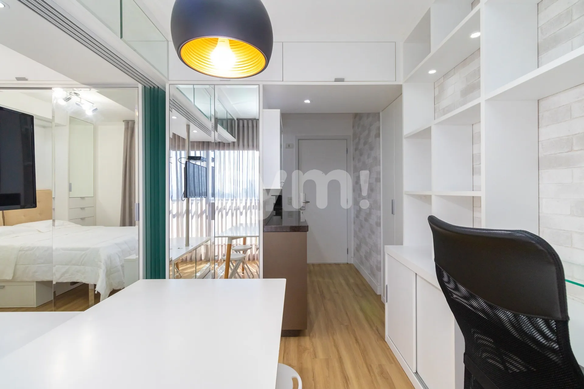 Furnished 1-bedroom apartment with a glass-enclosed balcony — photo 110