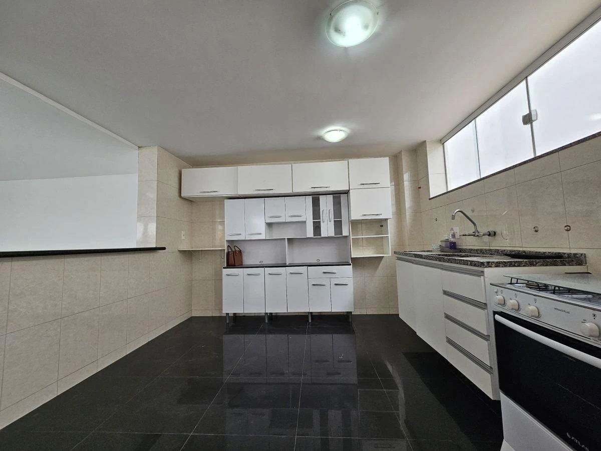 6-bedroom house with a closed-off kitchen — photo 3