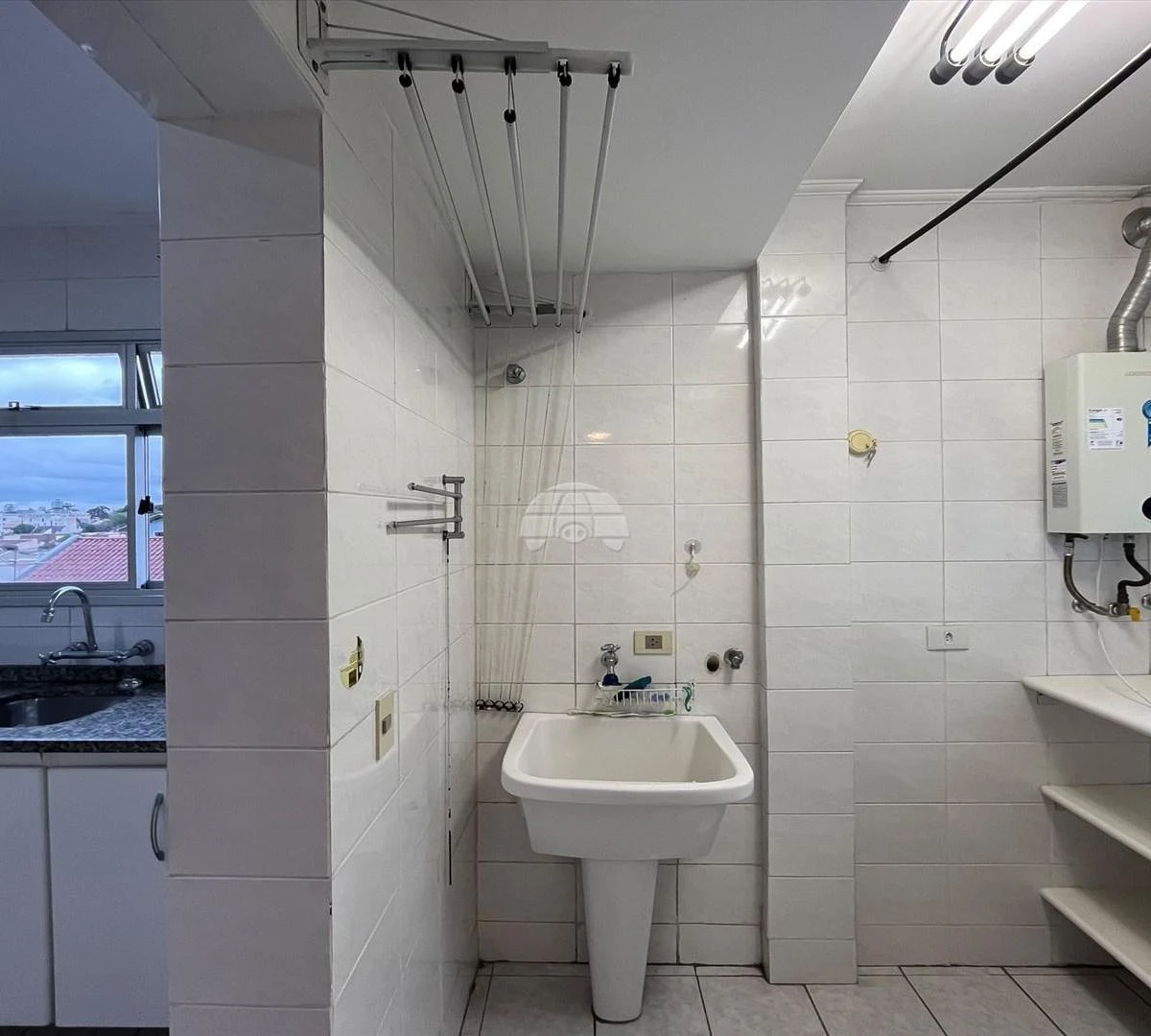 3-bedroom apartment with a bathtub in Curitiba — photo 13