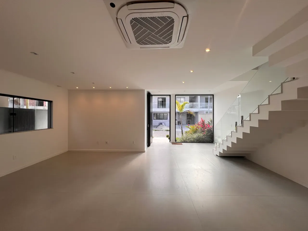 House, 330 m², with floor-to-ceiling windows — photo 3