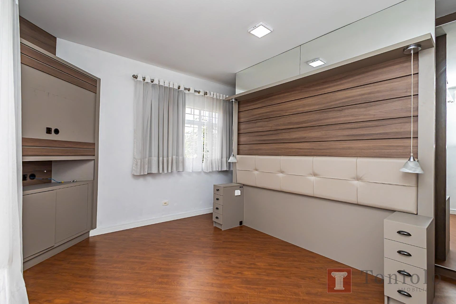 380 m² house with a bathtub and a walk-in closet — photo 12