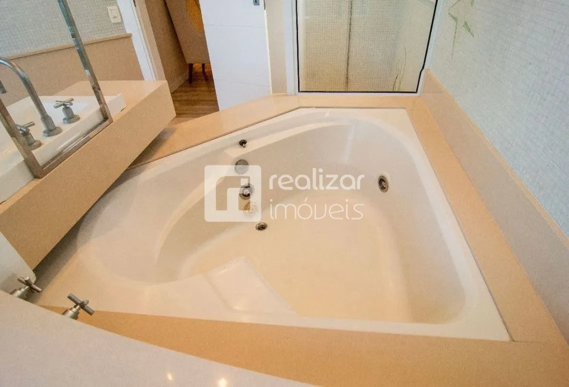 Furnished 600 m² house with 5 en-suite suites and parking — photo 17