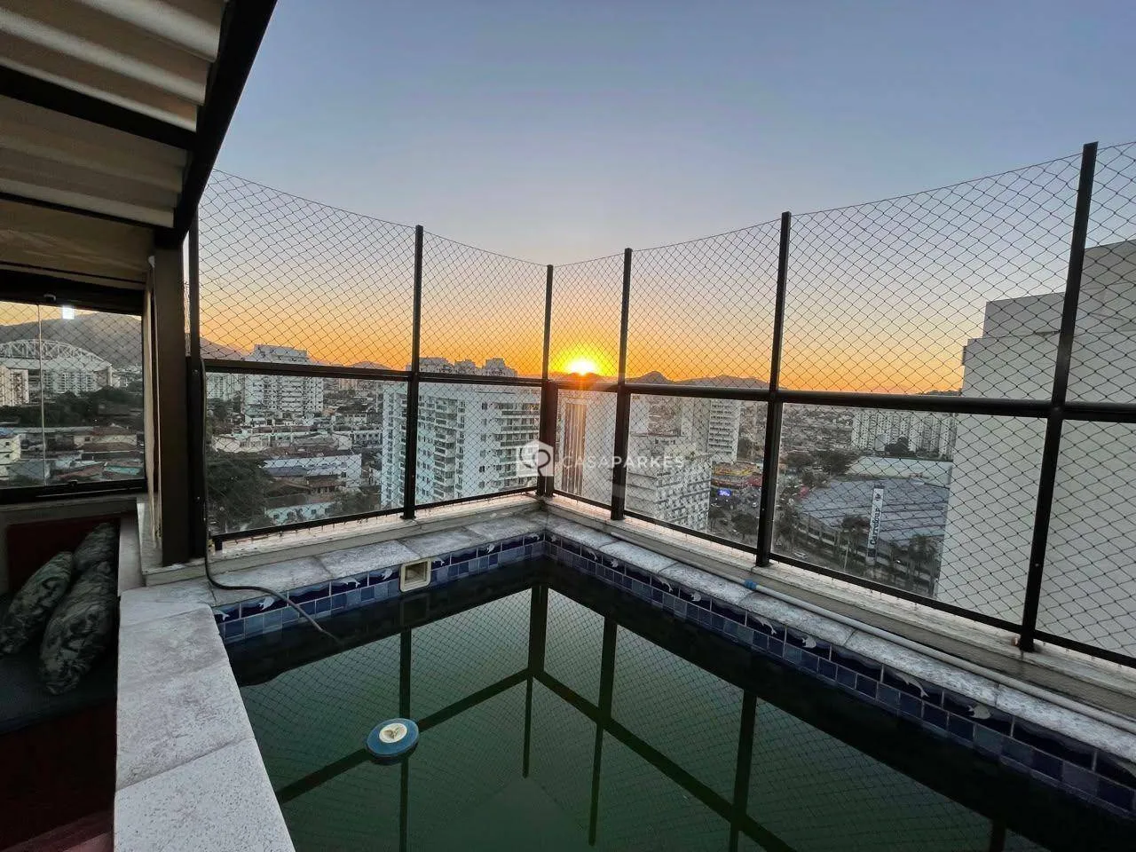 Balcony with a grill in a 3-bedroom apartment, 120 m² — photo 44