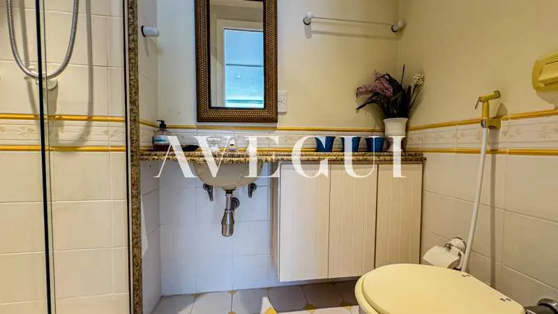4-bedroom apartment in a building with a pool — photo 29