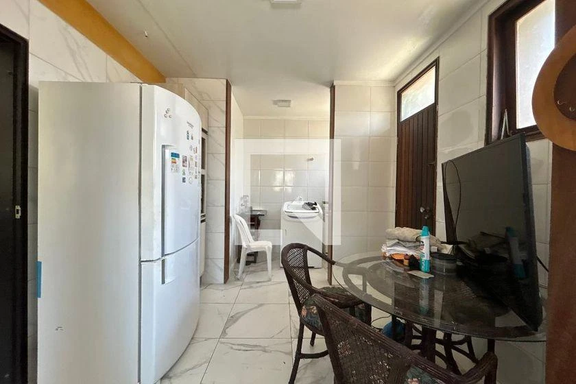 4-bedroom house with a bathtub — photo 9