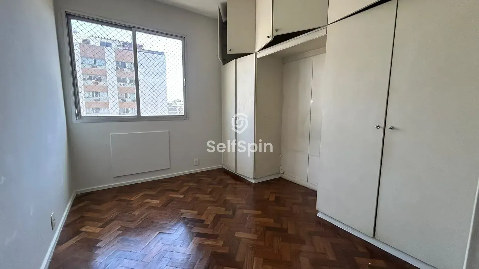 Wood or laminate floors in a 4-bedroom apartment, 114 m² — photo 16