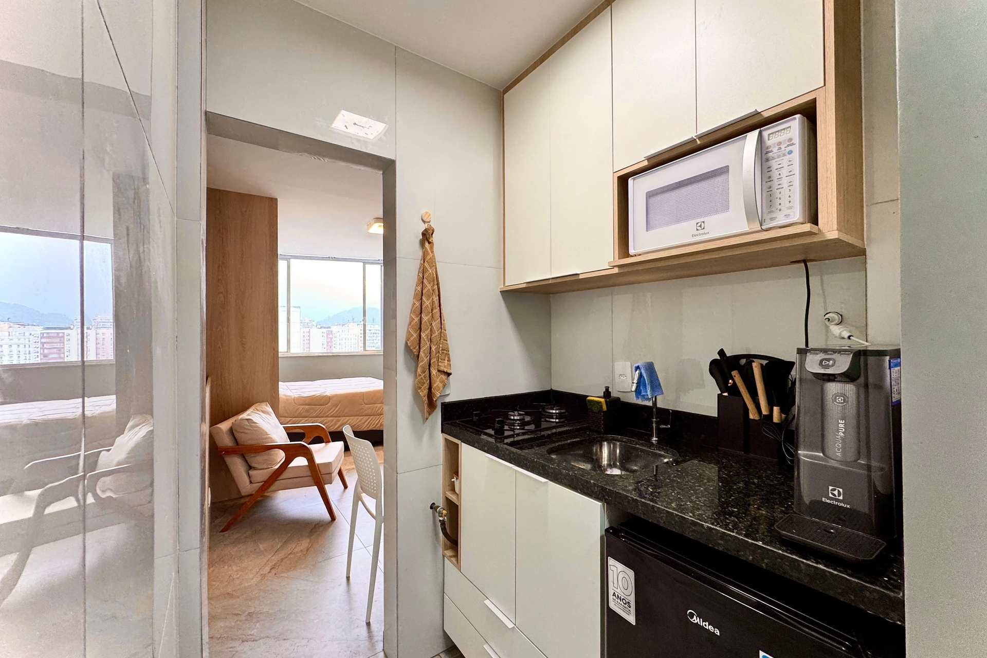 Furnished studio, 30 m², with floor-to-ceiling windows — photo 9