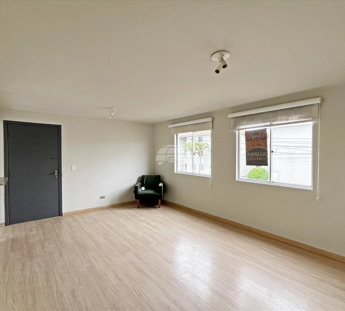 3-bedroom apartment with wood or laminate floors — photo 7