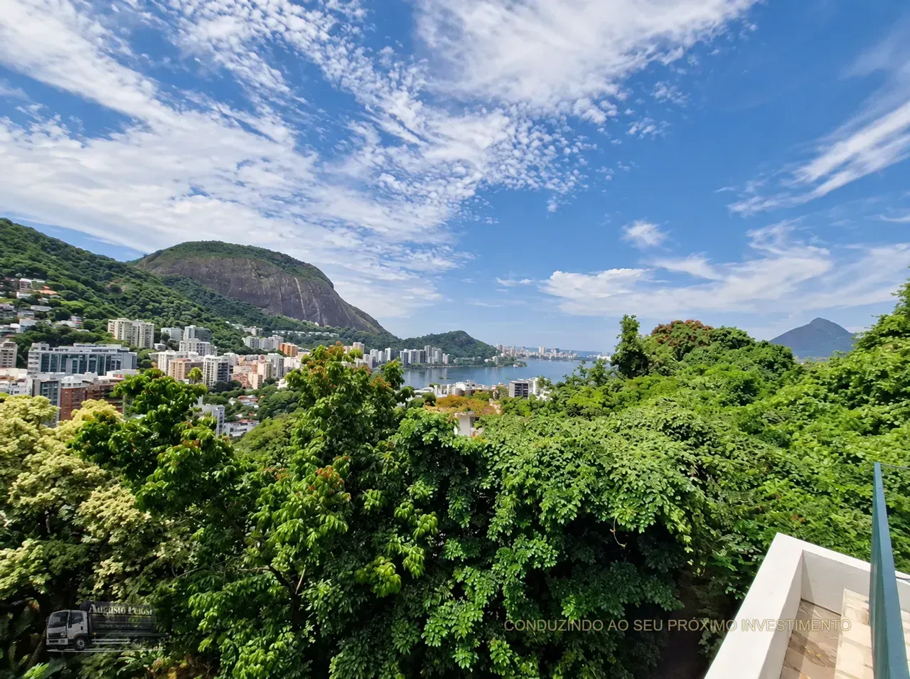 550 m² house with a grill on the balcony and a water view — photo 16