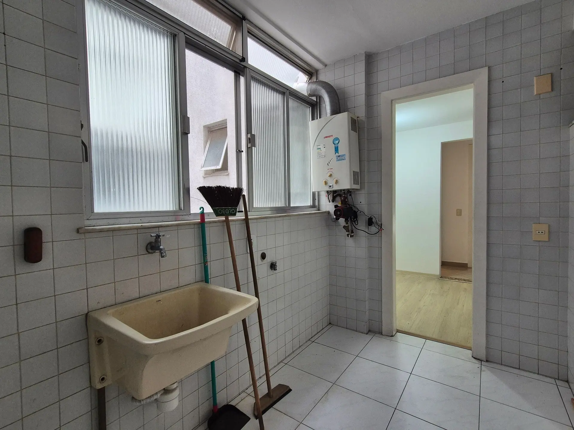 4-bedroom apartment with 3 bathrooms and a balcony — photo 32