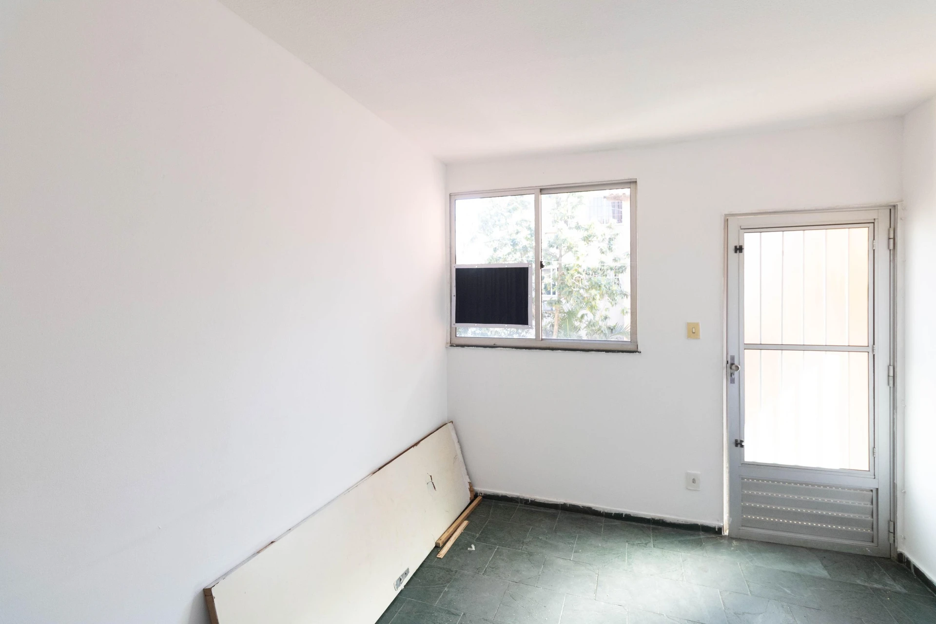 Unfurnished 2-bedroom apartment with a separate kitchen