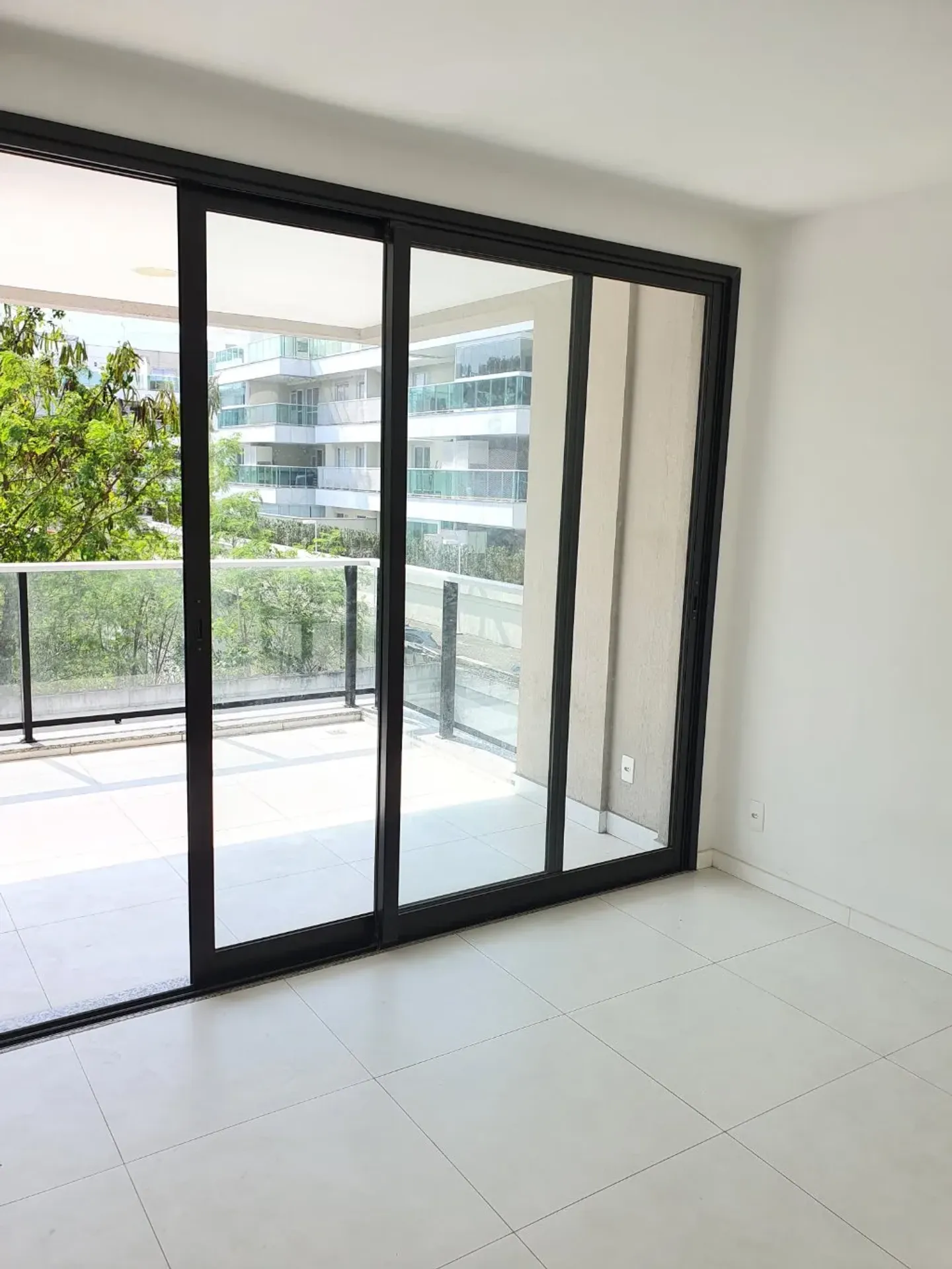 Floor-to-ceiling windows in a 4-bedroom house, 366 m² — photo 24