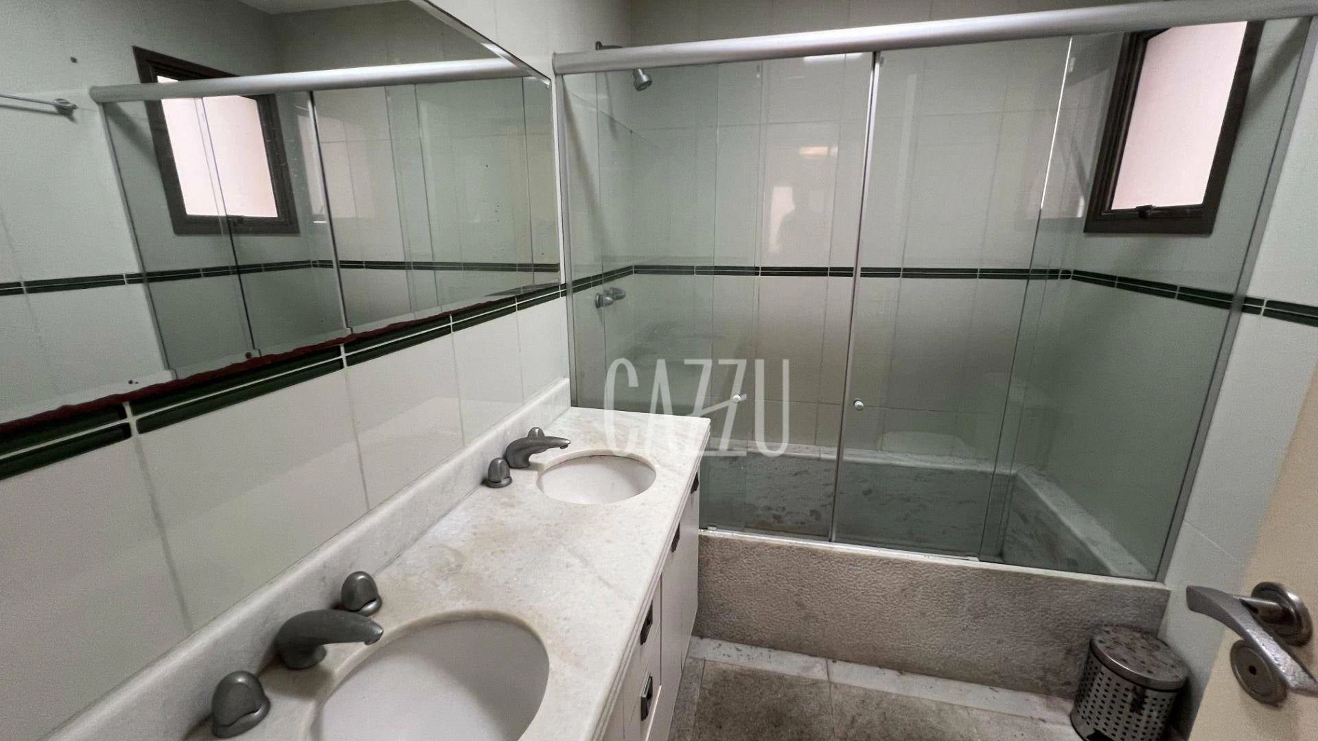4-bedroom apartment in a building with a sauna — photo 27