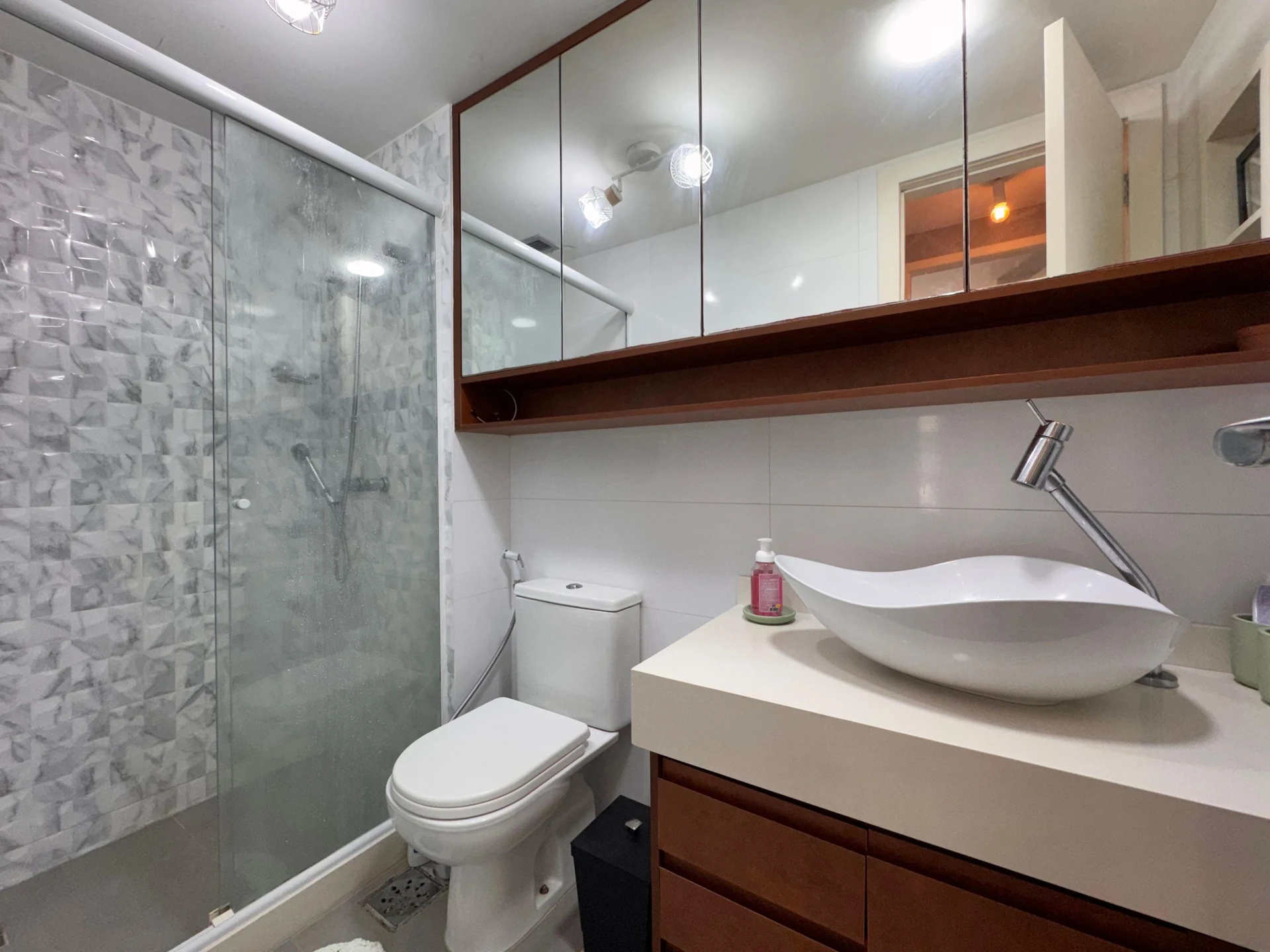 Furnished 1-bedroom apartment with a glass balcony — photo 23
