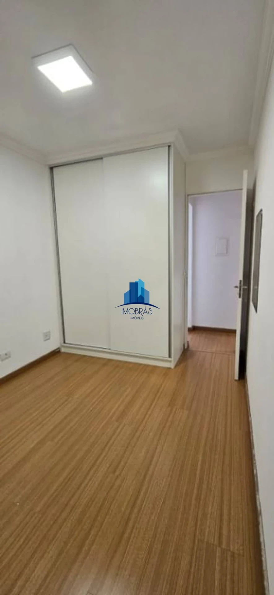 Wood or laminate floors in a one-bedroom apartment, 35 m² — photo 2