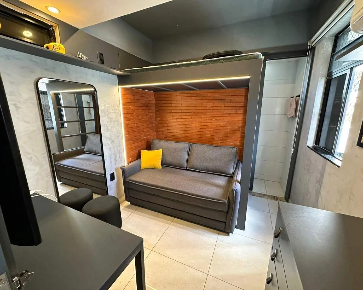 Glass-enclosed balcony in a 3-bedroom apartment, 190 m² — photo 27
