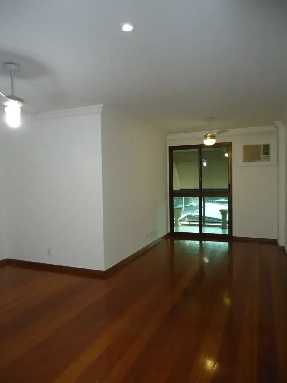 Wood or laminate floors in a 3-bedroom apartment, 107 m² — photo 8