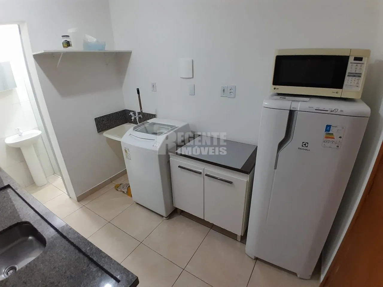 Мебльована кітнет-студія з балконом і кухнею відкритого плану — photo 6