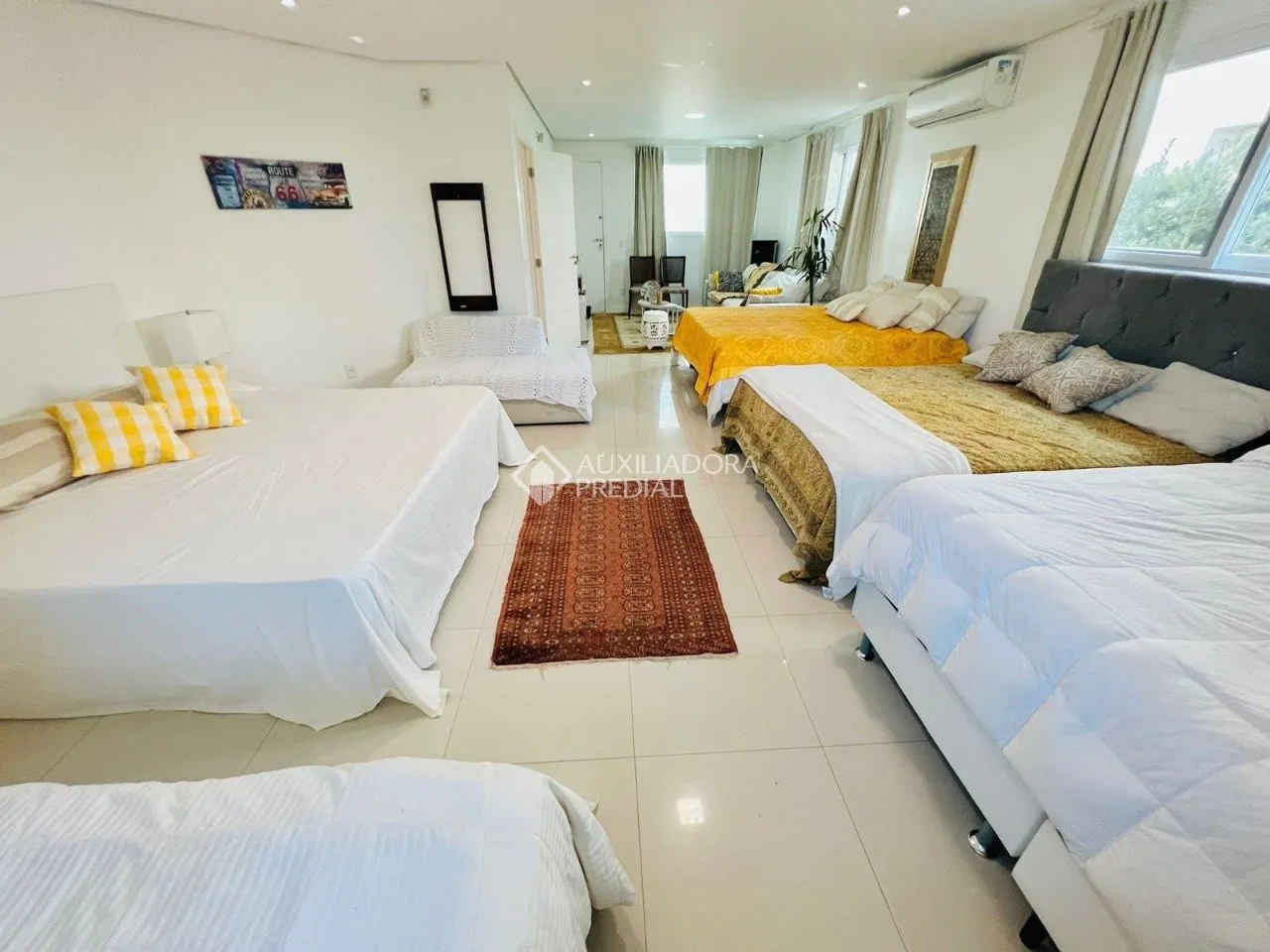House with 6 bedrooms and an open kitchen with gas stove — photo 28