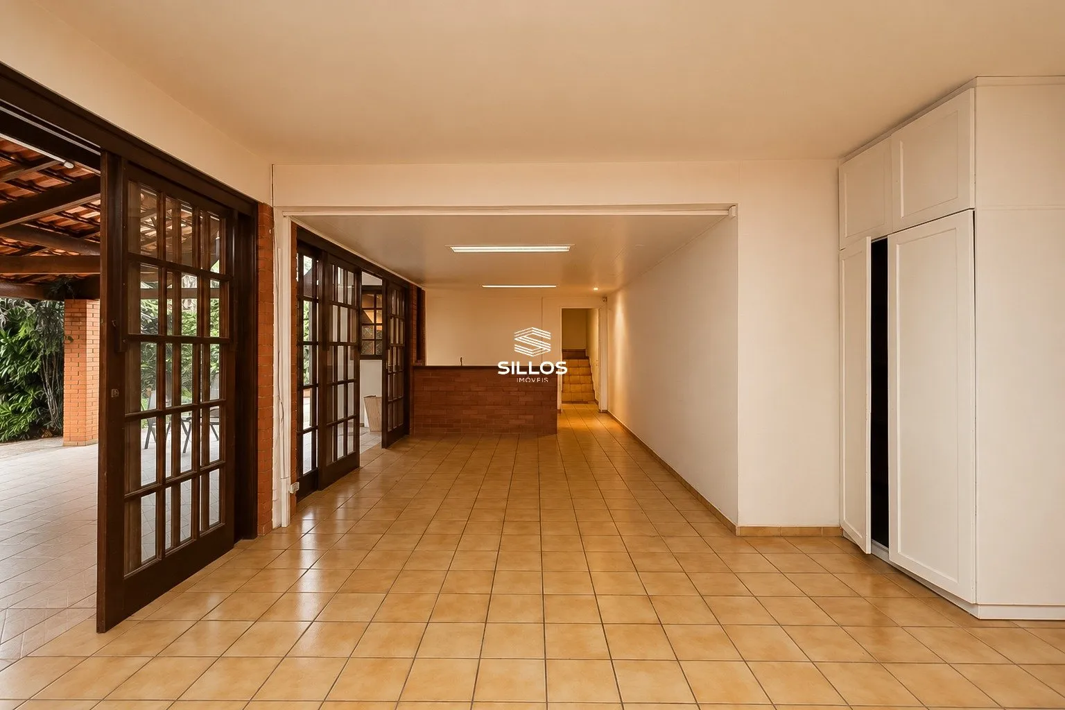 4-bedroom house with a fireplace — photo 32