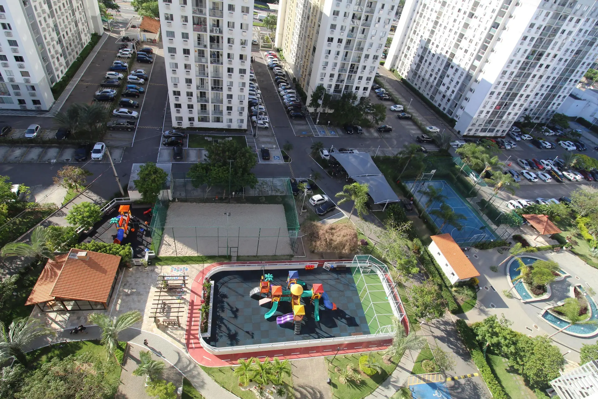 Furnished 2-bedroom apartment with a balcony — photo 24