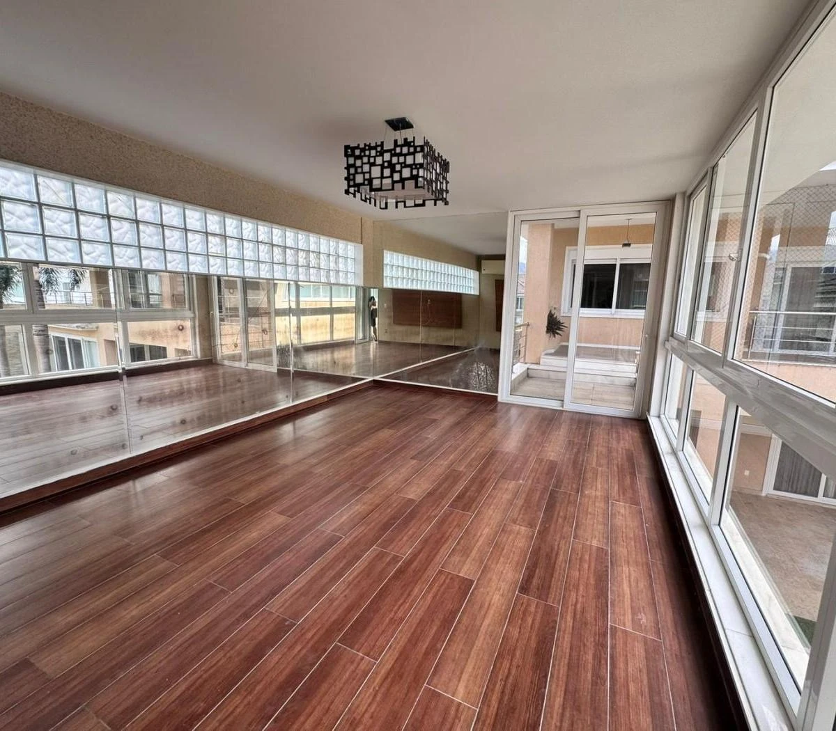 Ванна та 6 спалень: будинок 993 м² — photo 3