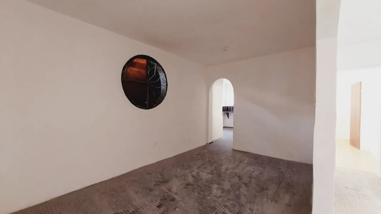 Unfurnished house with 5 bedrooms, 2 bathrooms, no parking — photo 14