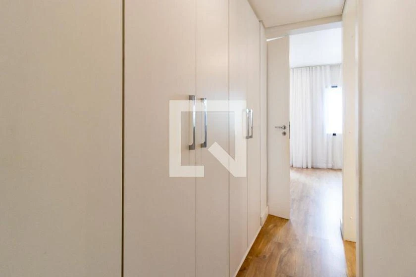 Bathtub in a 3-bedroom apartment, 176 m² — photo 43