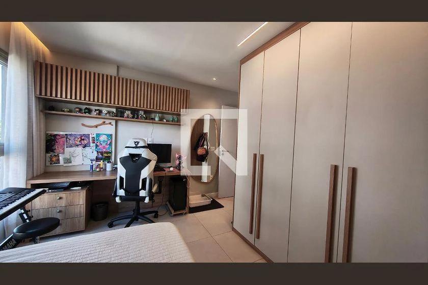 4-bedroom apartment with a glass-enclosed balcony — photo 41