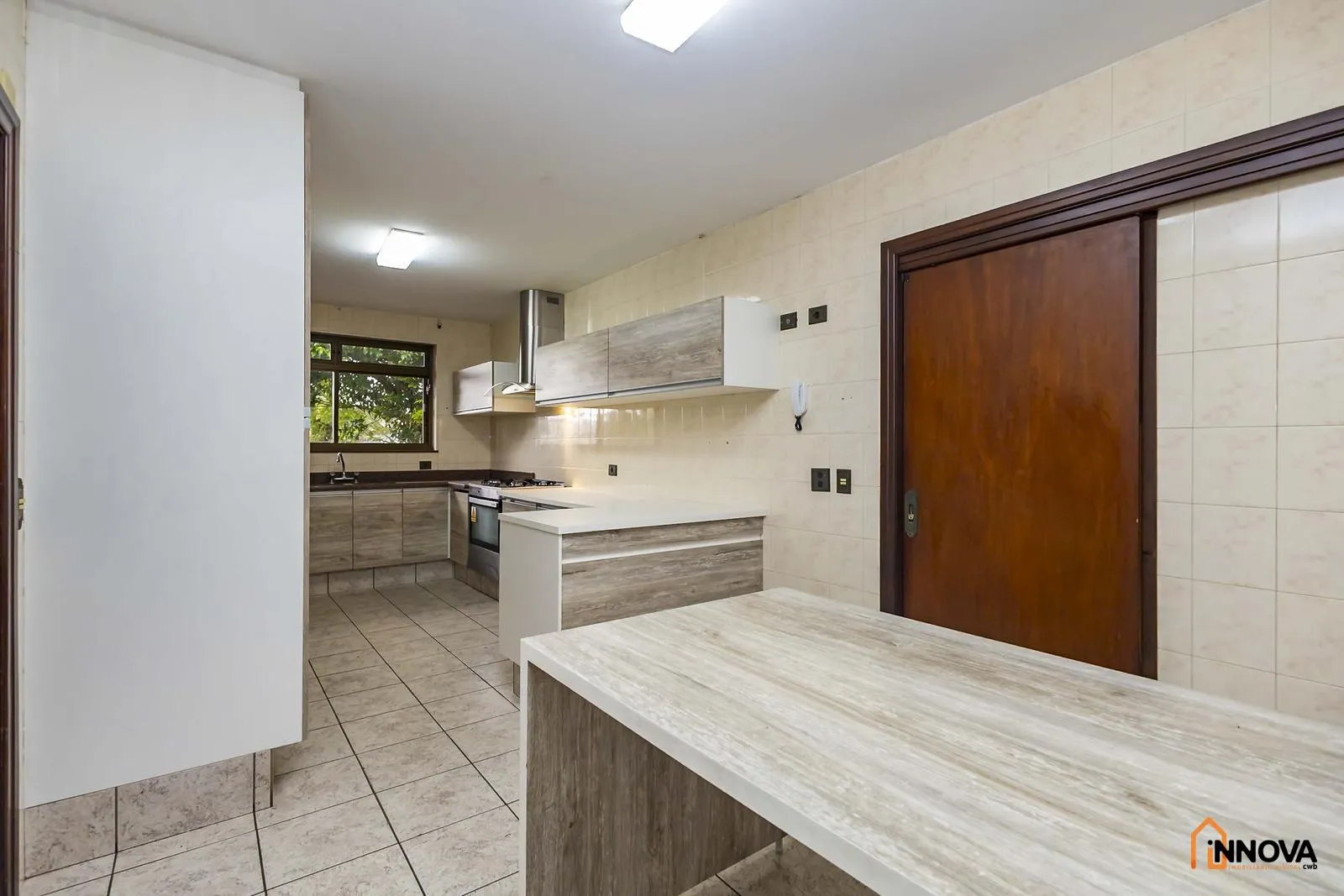 House with 5 bedrooms, 10 bathrooms, 5 parking spaces — photo 7