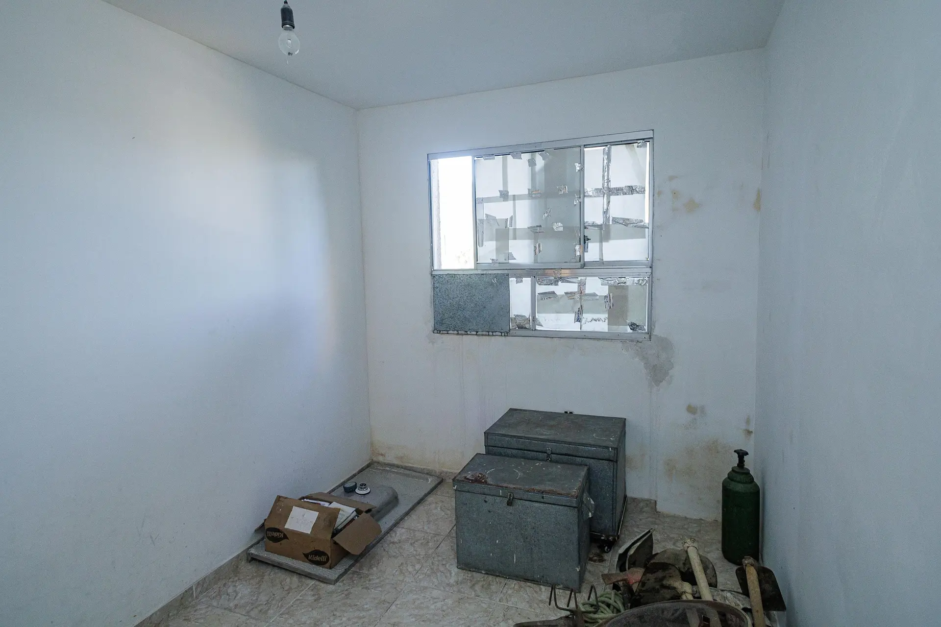 Квартира без меблів із душем у скляній кабінці — photo 15