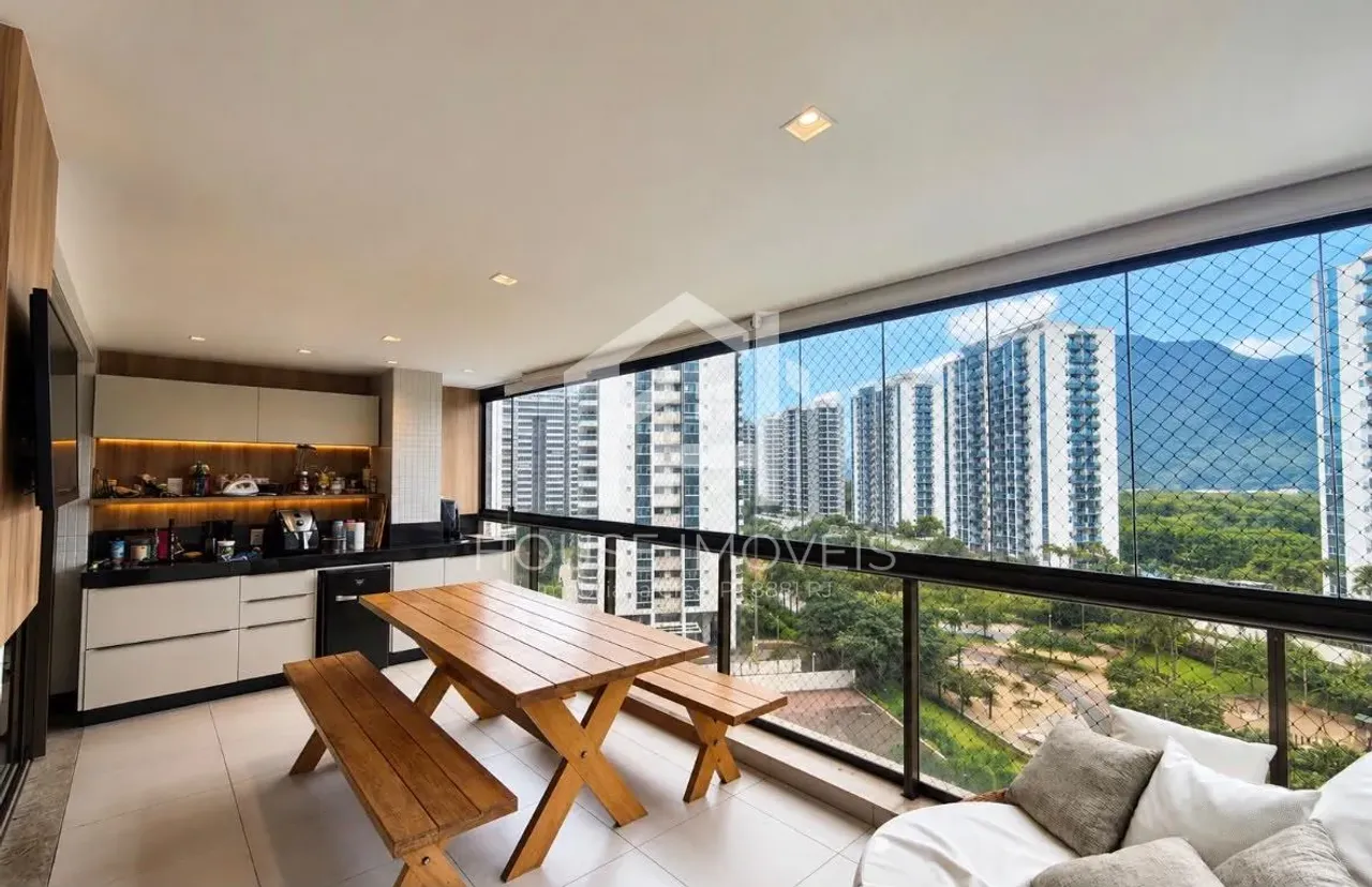 Apartamento de 3 quartos com 5 banheiros e varanda