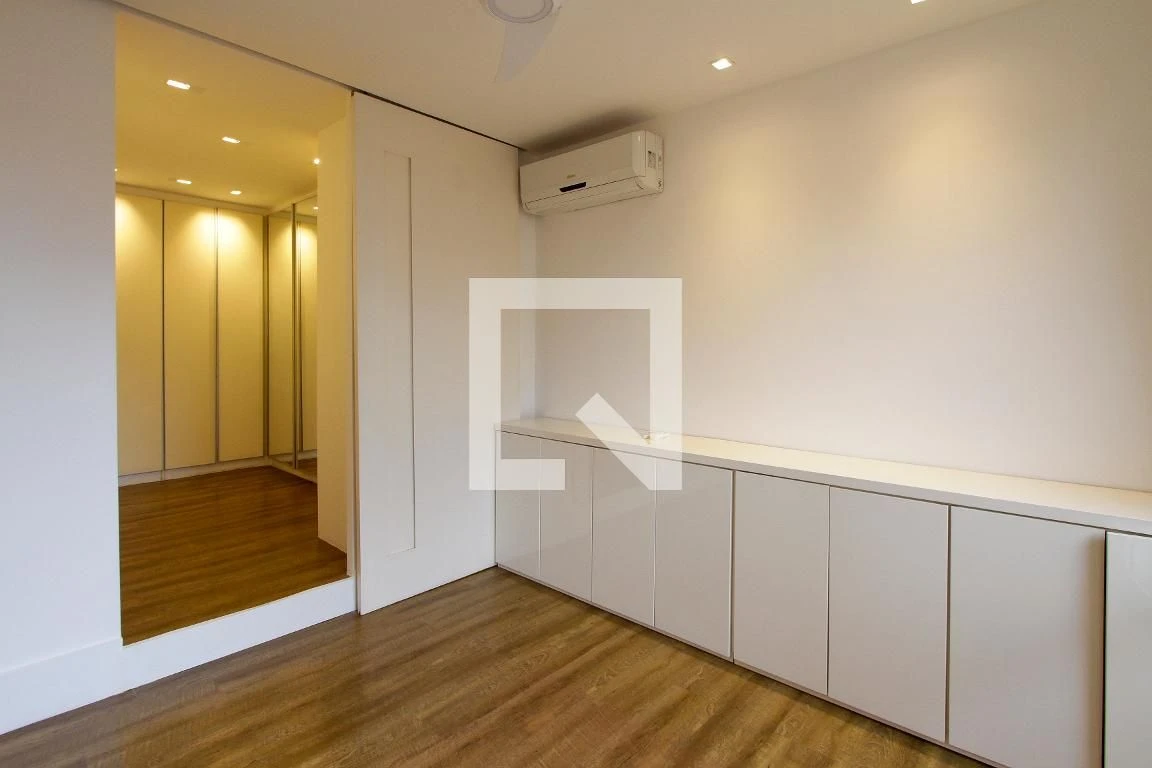 Walk-in closet in a 3-bedroom apartment, 200 m² — photo 20