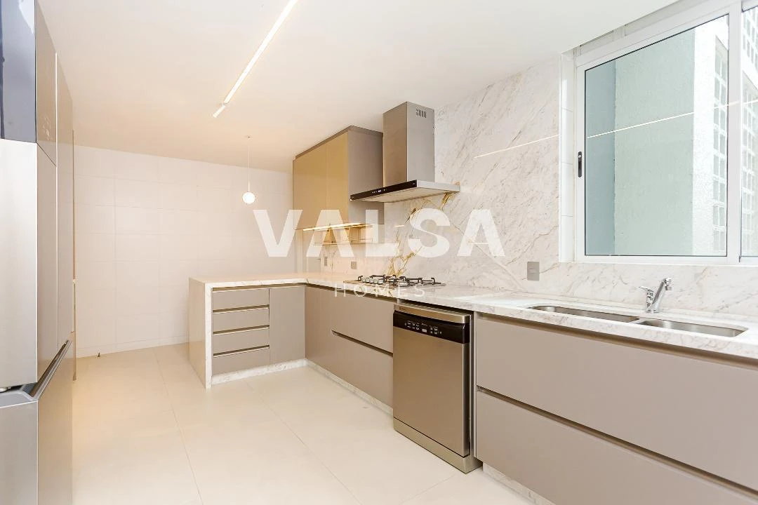 4-bedroom apartment with 4 en-suite bathrooms and 4 parking