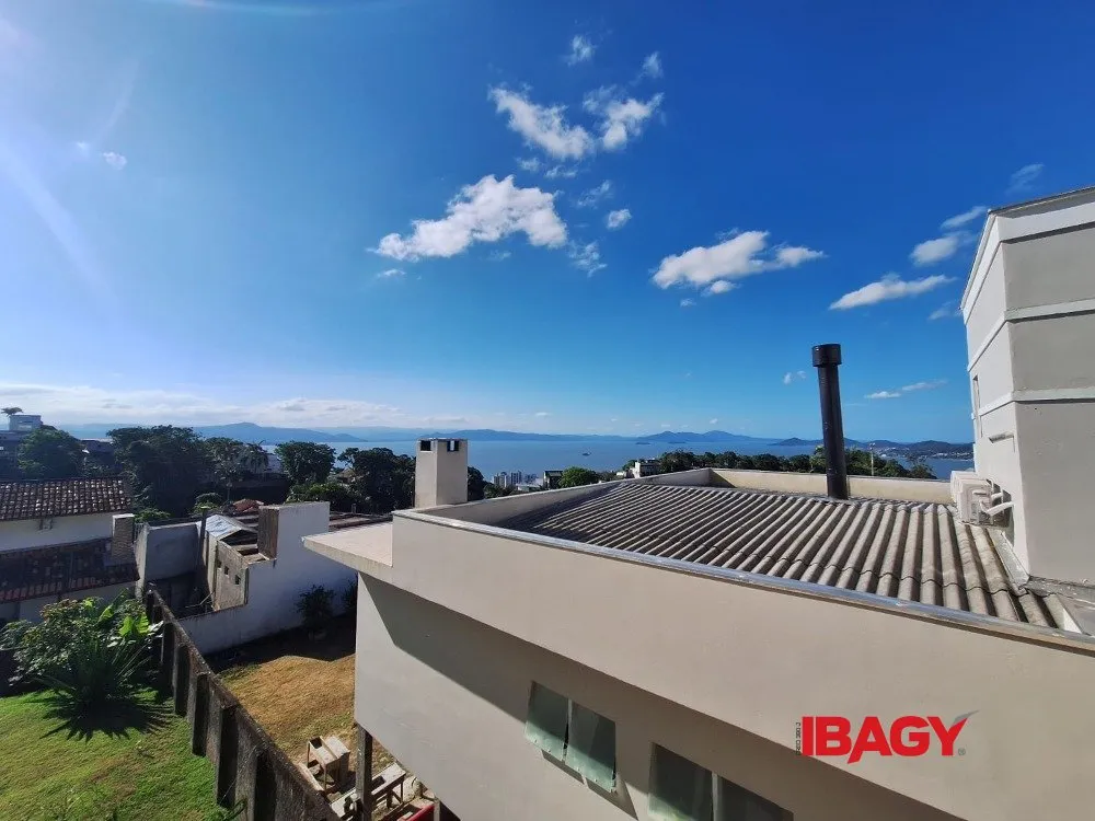 Casa mobiliada com 654 m², 4 quartos e 4 vagas