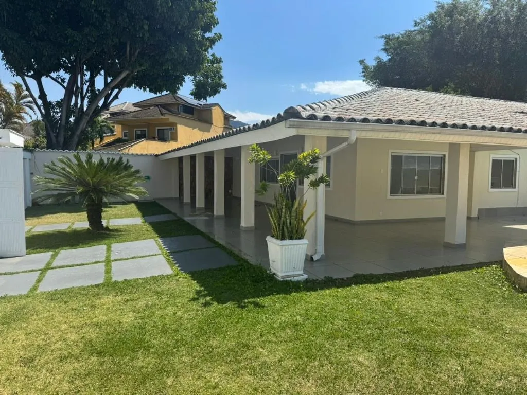 House with 5 bedrooms and 4 bathrooms plus open pool — photo 2
