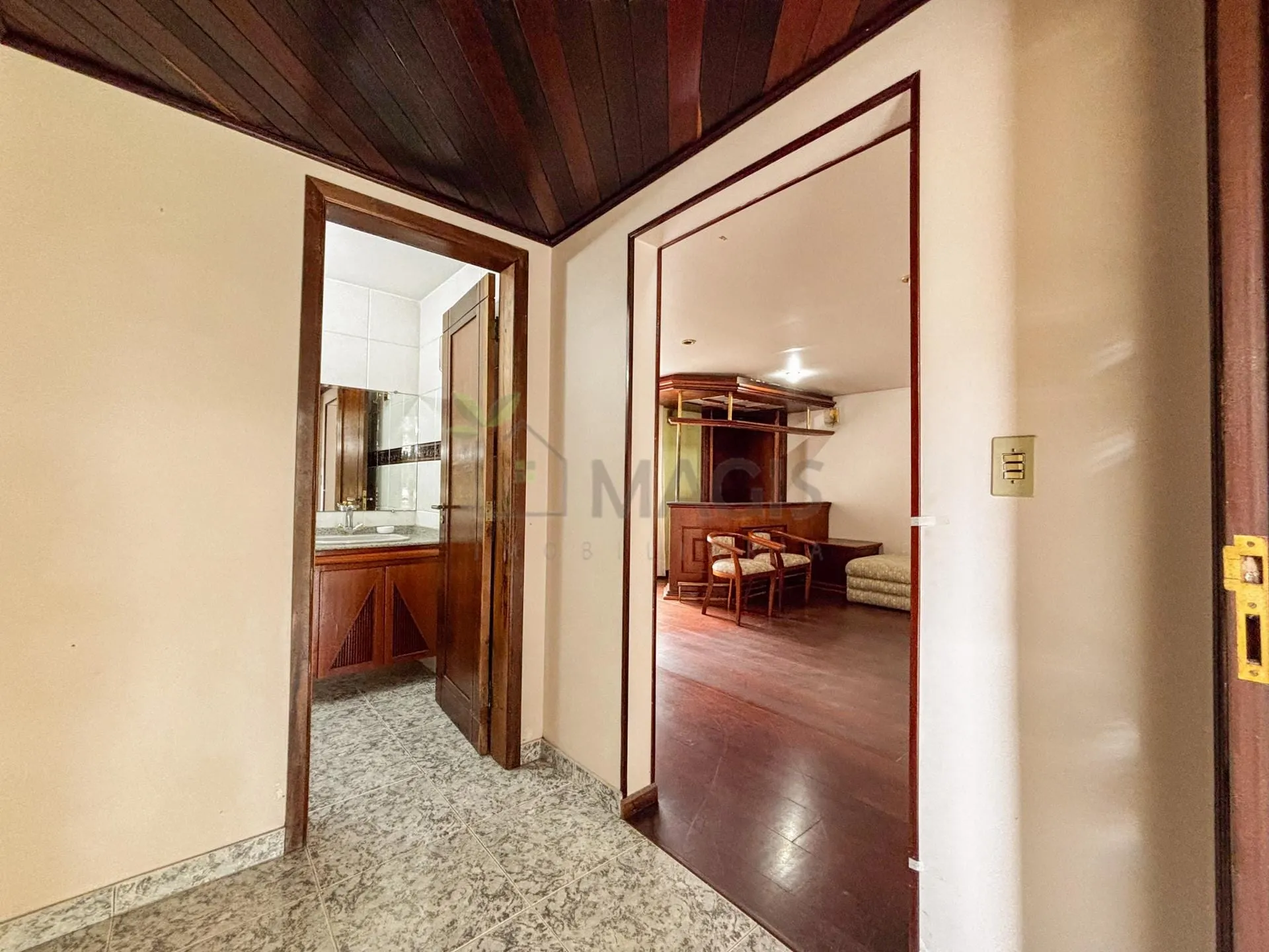 House with 5 bedrooms and 13 parking spaces across 2 floors — photo 44